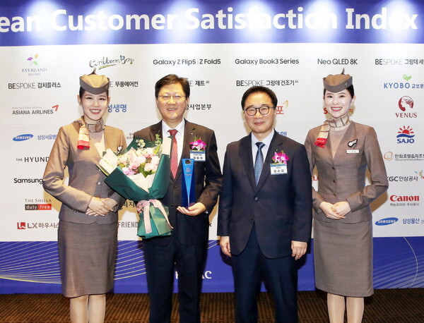 ​ 아시아나항공 원유석 대표이사(왼쪽 두 번째)가 21일 서울신라호텔에서 열린 '2023 한국산업의 고객만족도(KCSI)' 시상식에서 한국능률협회컨설팅 한수희 대표이사(세 번째)와 기념 촬영을 하고 있다. / 아시아나항공