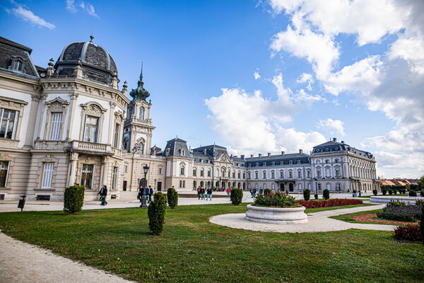 페슈테티치 궁전(Festetics Palace)은 가을이 되면 궁전을 둘러싼 정원의 나무들이 단풍으로 물들면서 더욱 고풍스러운 분위기를 연출한다 / 헝가리관광청 