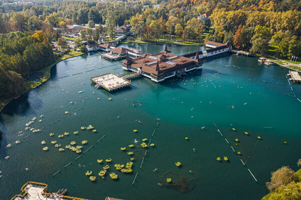  사람이 수영 가능한 온천 호수 중 세계 최대 규모를 자랑하는 헤비츠 호수 온천(Thermal Lake of Hévíz) / 헝가리관광청 
