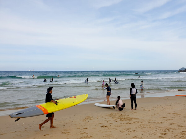  하이난의 서핑 명소로 정평이 난 일월만 서핑기지는 언제나 서퍼들의 젊음으로 싱그럽다 / 김선주 기자