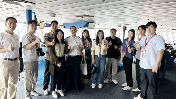 리조트 월드 크루즈 홍콩-싼야 첫 항해 팸투어 참가자들이 기념 촬영을 하고 있다 / 리조트 월드 크루즈 