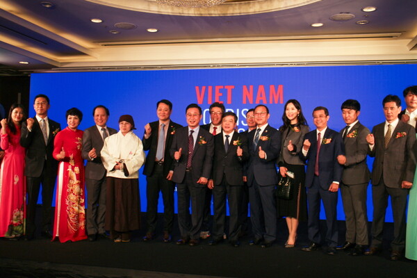 베트남 문화체육관광부가 10월18일 베트남 관광 로드쇼를 개최했다. 주요 관계자들이 모여 단체 기념사진을 촬영했다 / 김다미 기자