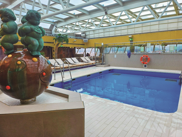 코스타세레나호는 실내 수영장 3곳과 야외 수영장 1곳이 설치돼있으며, 별도의 어린이 수영장도 마련돼있다