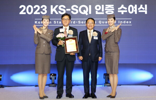  아시아나항공 원유석 대표이사(왼쪽 두 번째)와 한국표준협회 강명수 회장(오른쪽 두 번째) 및 승무원들이 기념 촬영을 하고 있다 / 아시아나항공