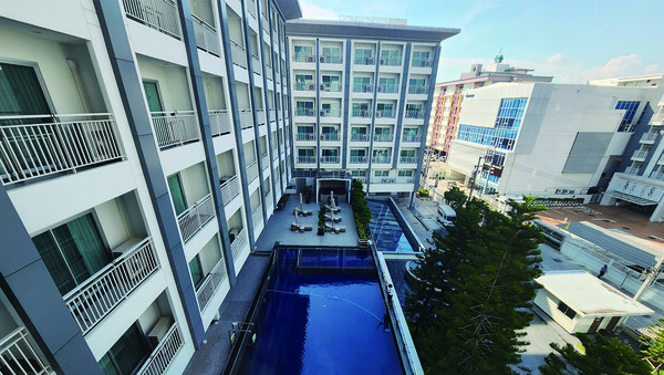 켄타리 아마타 방파콩 호텔은 골프장과 10분 거리에 있어 접근성이 뛰어나다 / 자이언트골프