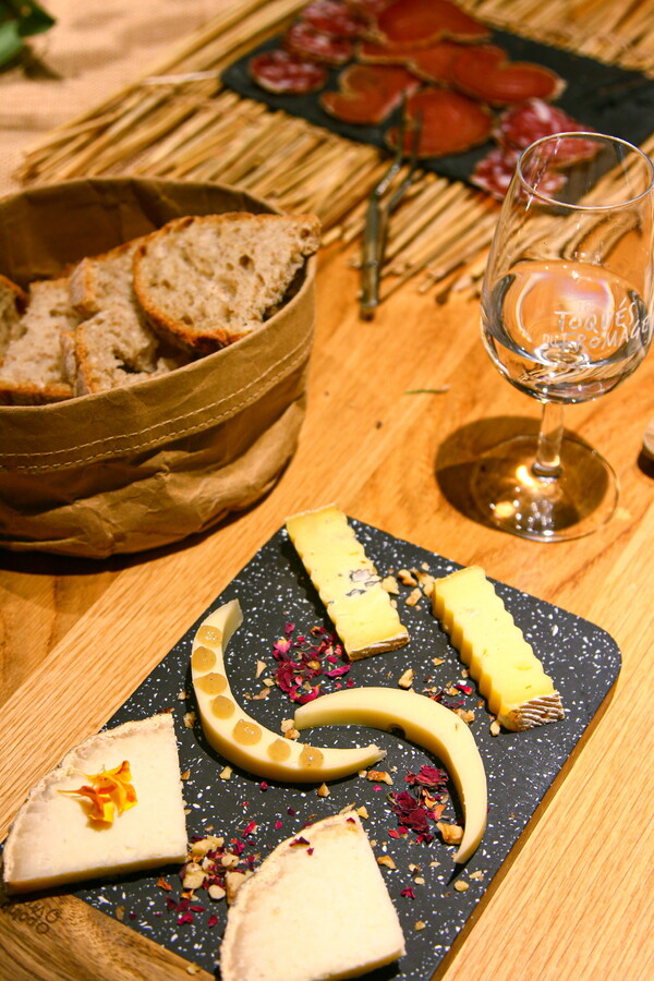 치즈마다 어울리는 와인은 따로 있다. 리옹에서는 치즈와 와인 페어링을 탐험해보는 시간을 가져보자