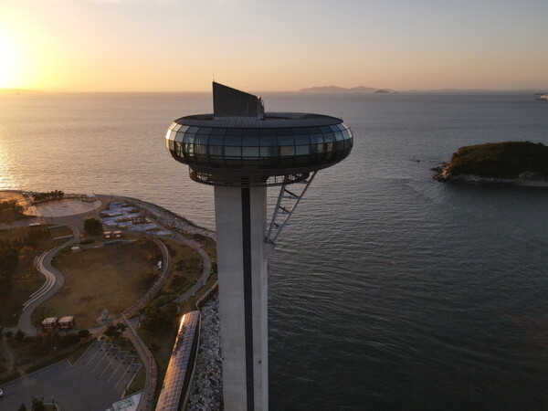 달전망대 타워 층 관람 시간은 오전 10시부터 오후 8시까지며 서해 풍경이 한눈에 들어온다 / 한국관광공사
