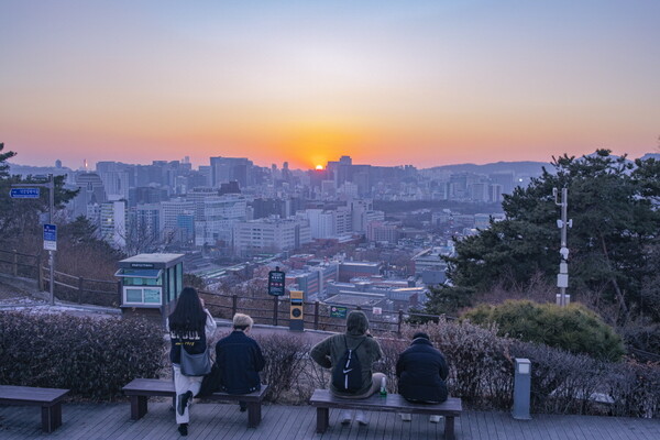한양도성은 600년 역사의 도시 서울의 옛 모습을 느낄 수 있는 문화유산이다. 낙산성곽은 그중에서도 높이가 낮아 걷기 좋다 / 서울관광재단