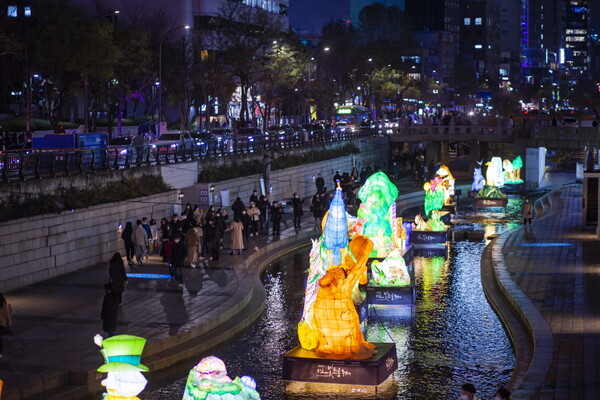 연말에는 서울빛초롱축제가 진행될 예정이며, 올해는 '용'을 주제로 하는 조형물과 한지등이 전시된다. 사진은 2021년 청계천 서울빛초롱축제 모습 / 서울관광재단