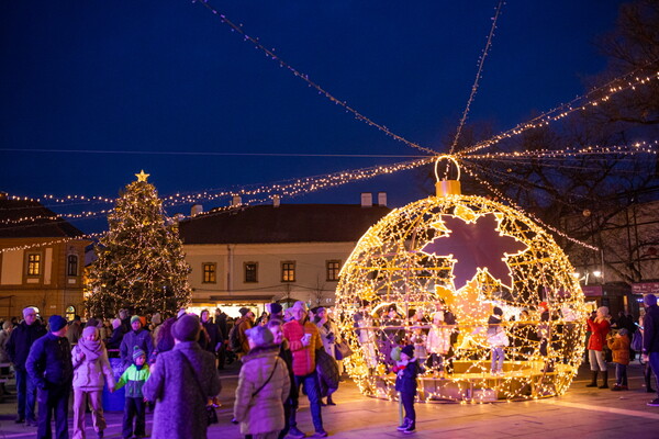 도보 광장(Dobó István Square)에서 열리는 에게르 크리스마스 마켓 / 헝가리관광청