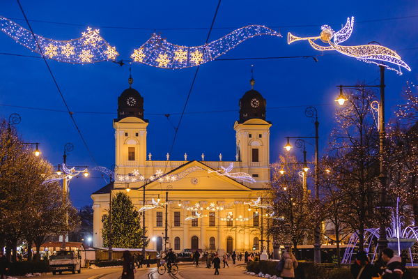 데브레첸 개혁 교회(Debreceni Református Nagytemplom) 앞 광장에서는 데브레첸 크리스마스 마켓이 열린다 / 헝가리관광청 