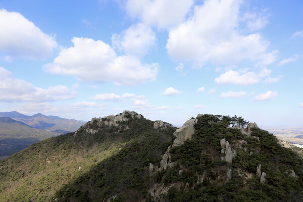 용봉산 정상에서 본 악귀봉(왼쪽)과 노적봉(오른쪽) / 한국관광공사 