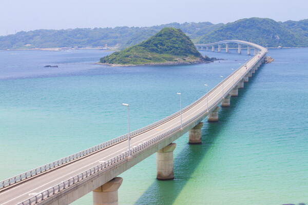 바다 사이를 가로지르며 달리는 츠노시마대교는 CNN 선정 '일본의 가장 아름다운 장소 36선'에 이름을 올렸다 / 야마구치현