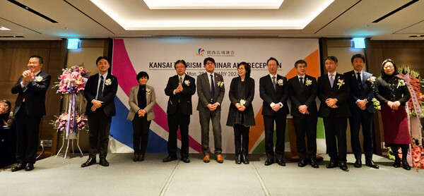 간사이광역연합 미카즈키 타이조 연합장(왼쪽 첫 번째)과 간사이국제공항, 오사카 엑스포 관계자들이 기념사진을 촬영하고 있다 / 송요셉 기자