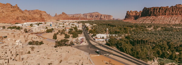 알울라 요새(AlUla Fort) 전망대에서 내려다본 시가지. 알울라에서 가장 중요한 공간 중 하나인 고대 도시 다단(Dadan)이 오른편으로 보인다. 왼쪽에 보이는 곳은 현지인들의 생활공간으로 다양한 문화예술로 채워지고 있는 곳이다