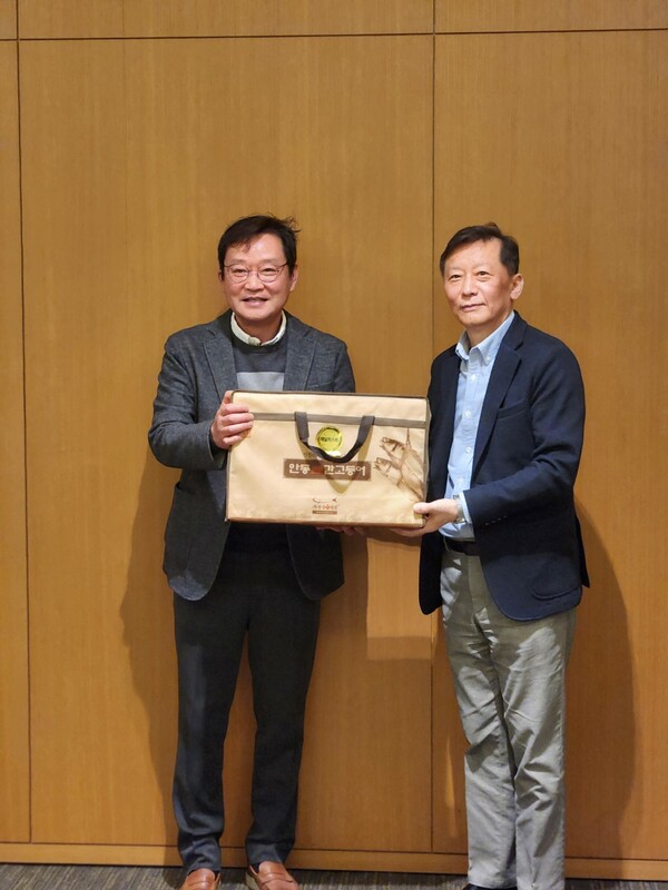 콴타스&젯스타항공 권오린 한국대표(오른쪽)가 ES투어 신은철 사장(왼쪽)에게 메달리스트 상품을 전달하고 있다 / 김기남 기자