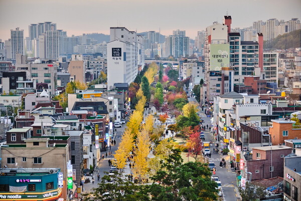 익스피디아가 자사 데이터를 분석한 결과 2024년 골든위크 인기 해외여행지로 서울이 1위에 올랐다. 사진은 홍대입구역 주변 경의선 숲길공원 / 여행신문 CB 