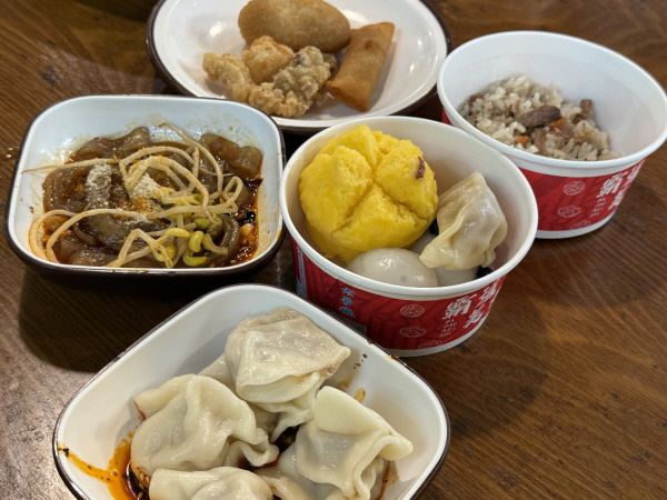 조금씩 맛본 후에 입맛에 맞는 음식을 한 번 더 공략하길 권한다