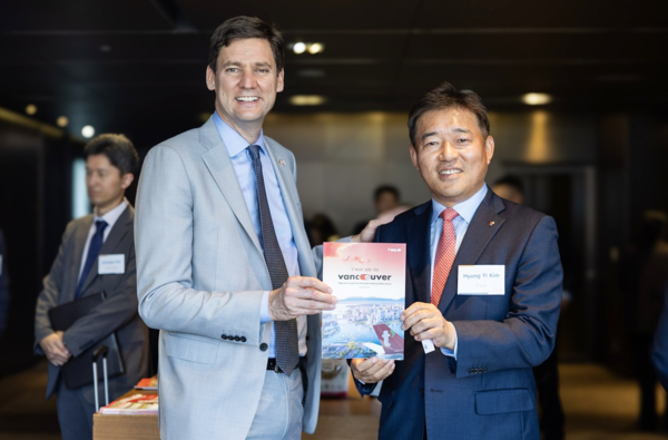 지난 9일 ‘B.C.주 비즈니스 네트워킹 오찬(B.C. Business Networking Luncheon)’에서 캐나다 브리티시 컬럼비아주 데이비드 이비(David Eby) 수상(좌측)과 티웨이항공 김형이 경영본부장(우측)이 기념 사진을 촬영하고 있다 / 티웨이항공 