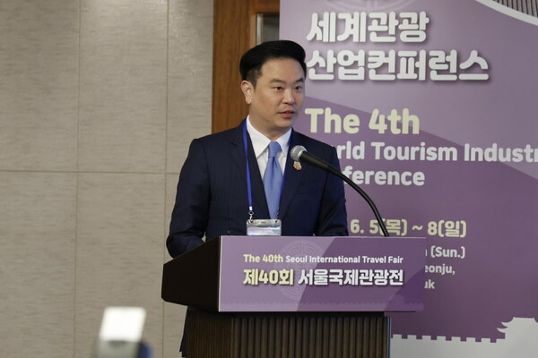 태국관광체육부 자카폰 탕숫히탐(Jakkaphon Tangsutthitham) 차관이 UN관광청이 선정한 태국의 지속가능한 관광 상품을 소개했다 / 송요셉 기자