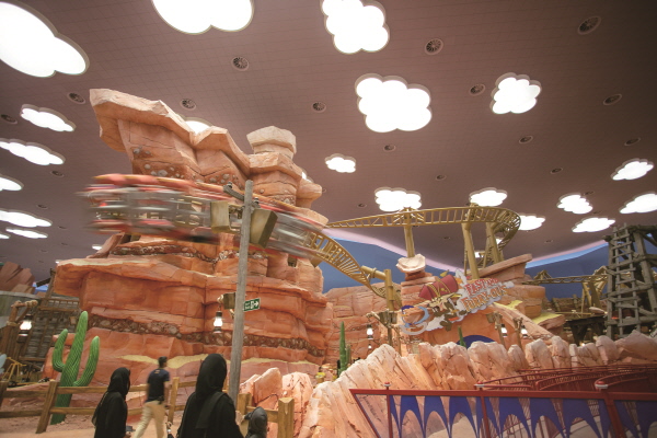 워너 브라더스 월드 아부다비 실내 테마파크에서 인기 캐릭터와 함께 어트랙션을 즐길 수 있다 /아부다비관광청