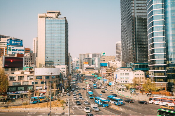 올마이투어에 따르면 올해 3분기 외국인 관광객 숙소 예약이 전년 동기 대비 174% 증가했다. 사진은 서울역 앞 풍경 / 여행신문 CB