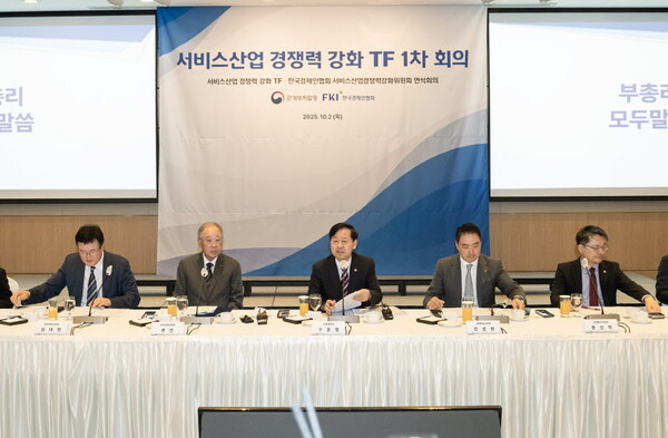 왼쪽부터 문관부 김대현 2차관, 한경협 류진 회장, 구윤철 경제부총리, 롯데마트·슈퍼 강성현 대표, 산업부 문신학 1차관 / 한국경제인협회
