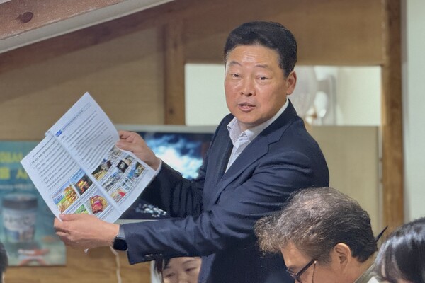 10월29일 서울 중구 한 음식점에서 열린 ‘서해오면’ 출시 행사에서 한국어촌어항공단 나승진 본부장이 제품 출시 배경을 설명하고 있다 / 김주현 인턴기자
