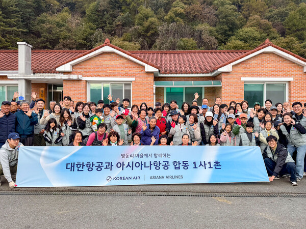 대한항공과 아시아나항공이 10월31일 강원도 홍천군 명동리 마을에서 ‘1사1촌’ 사회공헌 활동을 펼쳤다 / 대한항공
