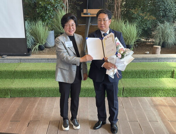 STA 조태숙 회장(왼쪽)이 박형일 사무처장(오른쪽)에게 공로상을 전달하고 기념사진을 촬영하고 있다 / 송요셉 기자