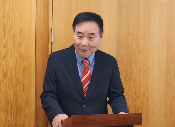 관우클럽 강찬식 회장이 창립 40주년 정기총회에 앞서 인사말을 하고 있다