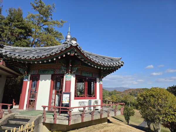 코마CC의 팔각정 모양 그늘집. 재일교포들이 골프장을 만들면서 그늘집도 일부러 한국풍으로 만들었다. / 안인석 기자