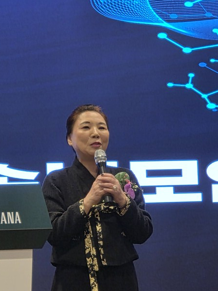                         우먼클럽 안명숙 회장이 인사말을 하고 있다 / 김선주 기자