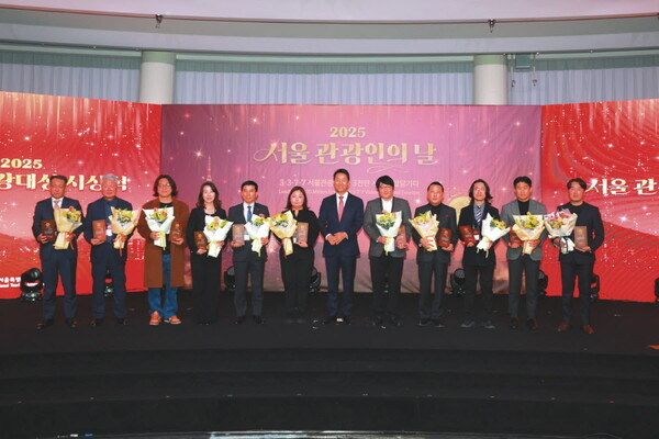 서울시장 표창 수상자 11명과 서울시 오세훈 시장(왼쪽 7번째)이 기념사진을 촬영하고 있다 / 송요셉 기자