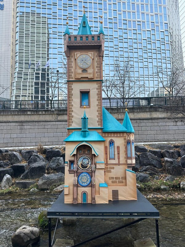 체코관광청 한국사무소와 프라하시 관광청이 2025 서울빛초롱축제에서 프라하 구시청사 탑과 천문시계를 형상화한 6m 규모의 등을 밝힌다 / 체코관광청