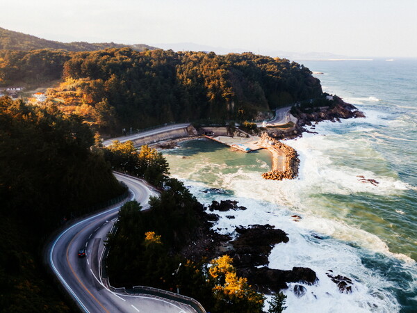 위에서 내려다본 새천년해안도로. 구불구불 시원한 길이 바다 옆으로 펼쳐진다