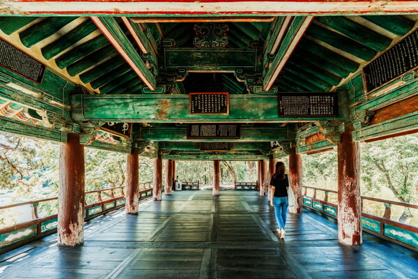 죽서루를 거닐다 보면 시간의 미학이 자연스레 느껴진다