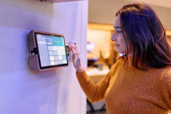 청소와 정리, 식사 준비까지 지원하는 휴머노이드 도우미와 스마트 시스템을 갖춘 별장이 새로운 여행 트렌드로 부상 중이다 / 부킹닷컴 