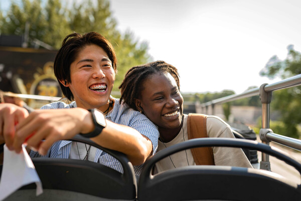 2026년 여행은 연인·친구와의 관계를 직접 겪어보는 장으로 활용될 전망이다 / 부킹닷컴 