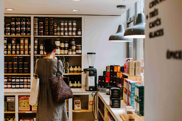 여행객의 4분의 1 이상(한국 28%, 글로벌 평균 26%)은 요리할 때마다 여행지의 추억을 떠올릴 수 있다는 이유로 식재료나 음식 기념품을 선호한다고 답했다 / 부킹닷컴 