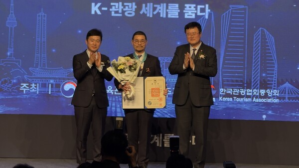 왼쪽부터 한국관광협회중앙회 이경수 회장, 노랑풍선 고재경 회장, 문화체육관광부 김대현 차관이 기념사진을 촬영하고 있다 / 송요셉 기자