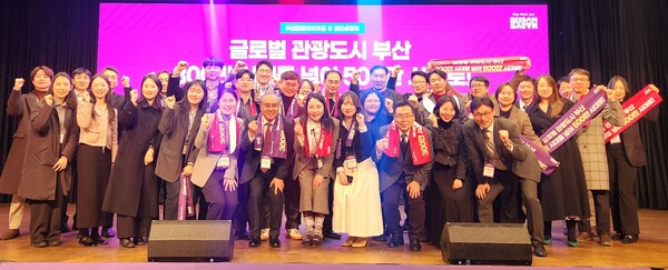 부산관광공사 이정실 사장이 2025년 12월8일 부산관광객 300만명 유치를 기념한 행사 이후 직원들과 함께 사진을 촬영하고 있다 / 안인석 기자