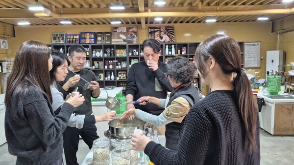 부산을 방문한 일본 크루즈여행객들이 금정산 산성마을에서 막걸리 체험을 하고 있다. /부산관광공사