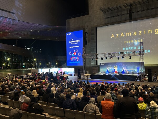 지난 3월 아자마라 선사 크루즈 승객들을 대상으로 특별이벤트가 부산 영화의전당에서 열리고 있다. /부산관광공사