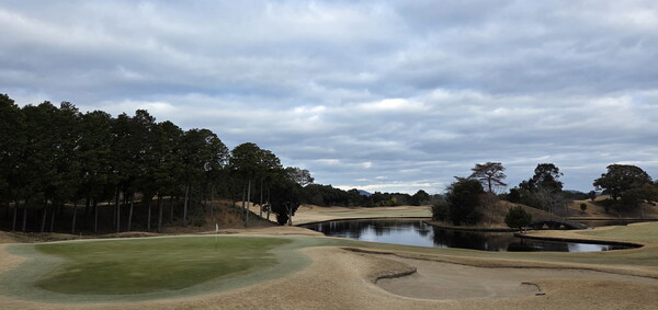 나가사키 파크CC 클럽하우스에서 본 마지막 18번 홀. 호수 오른쪽에 이곳의 시그니처 메가네다리가 보인다. / 안인석 기자