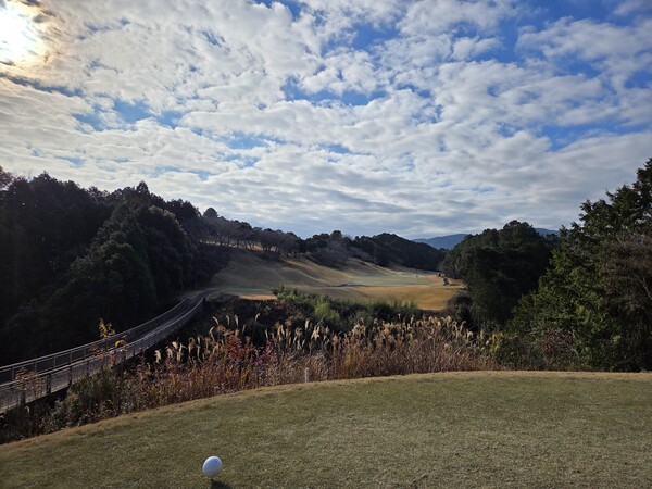 파크CC 13번홀. 티샷으로 계곡을 넘겨야 하는 홀이다. / 안인석 기자