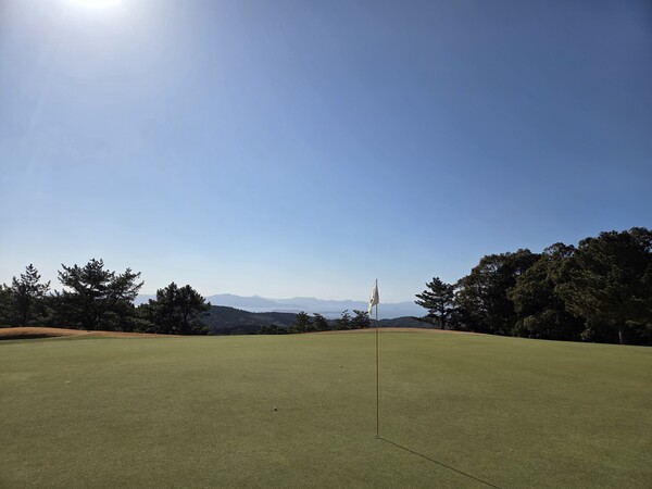 오무라완CC 16번홀 그린에 서면 탁 트인 조망이 가슴을 시원하게 만든다. 멀리 보이는 바다는 오무라만이다. / 안인석 기자