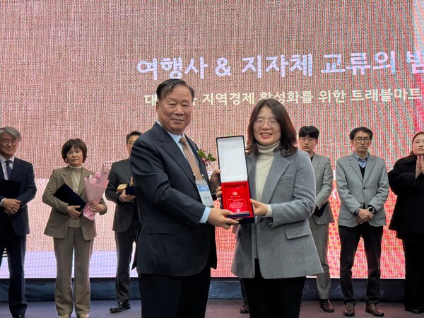 한대연 정후연 회장(왼쪽)이 감사패를 수여하고 기념사진을 촬영하고 있다 / 송요셉 기자