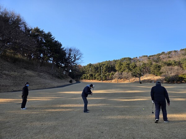 지난 1월초 부산cc에서 라운딩 중인 골퍼들. 한파가 닥친 날이었지만 낮기온은 영상을 유지했다. / 안인석 기자