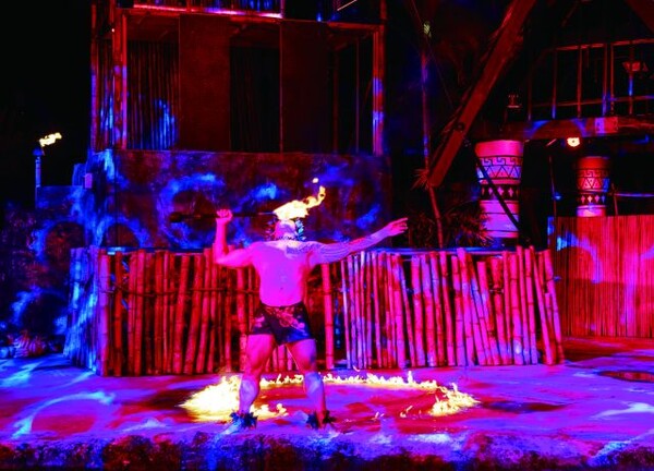 필수 코스인 디너쇼가 화려하게 돌아왔다